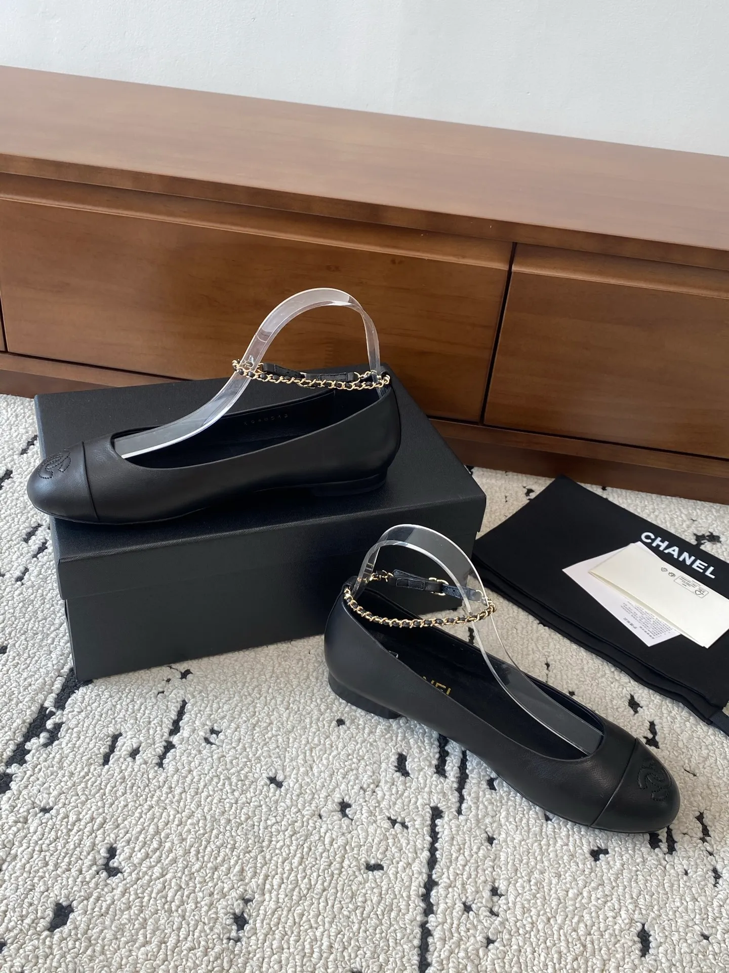 👟👟Ex-factory price 580👟👟 🍀CHANEL2025 new autumn and winter model, Mary Jane leather Chanel Xiaoxiang C home flat classic metal chain shoes Comfortable Mary Jane shoes Catwalk advanced ready-to-wear customization, simple yet sweet and playful Solid color fabric is refreshing and easy to wear Buckle design shoes are more heeling Upper: Customized sheepskin Inner foot pad: sheepskin Sole: Italian leather sole Size: 35-40 (40 customization is non-refundable) 👉 👉 Buy now👉 Buy now👉